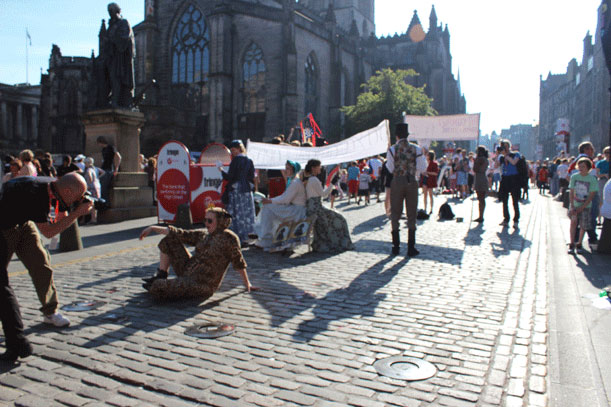 Street performers on the Royal Mile